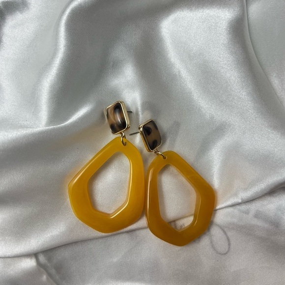 Loop mable yellow  earrings with leopard top - Picture 3 of 7